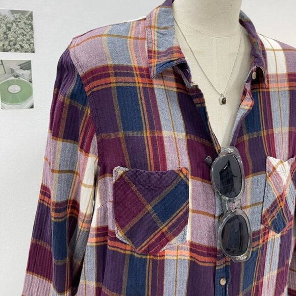 Women’s Plaid Button-down Shirt - Picture 3 of 4